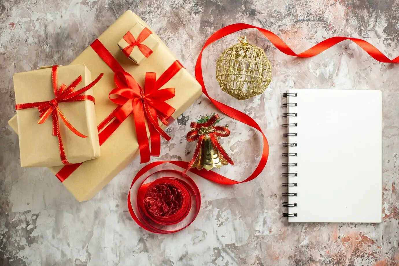 Draufsicht auf Weihnachtsgeschenke mit Spielzeug auf weißem Hintergrund.